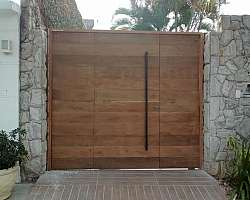 Porta De Garagem De Madeira
